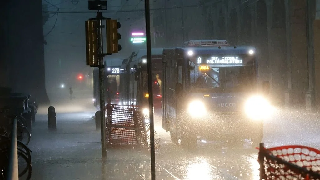 Mau tempo na Lombardia: deslizamentos, pontes desabadas e famílias evacuadas