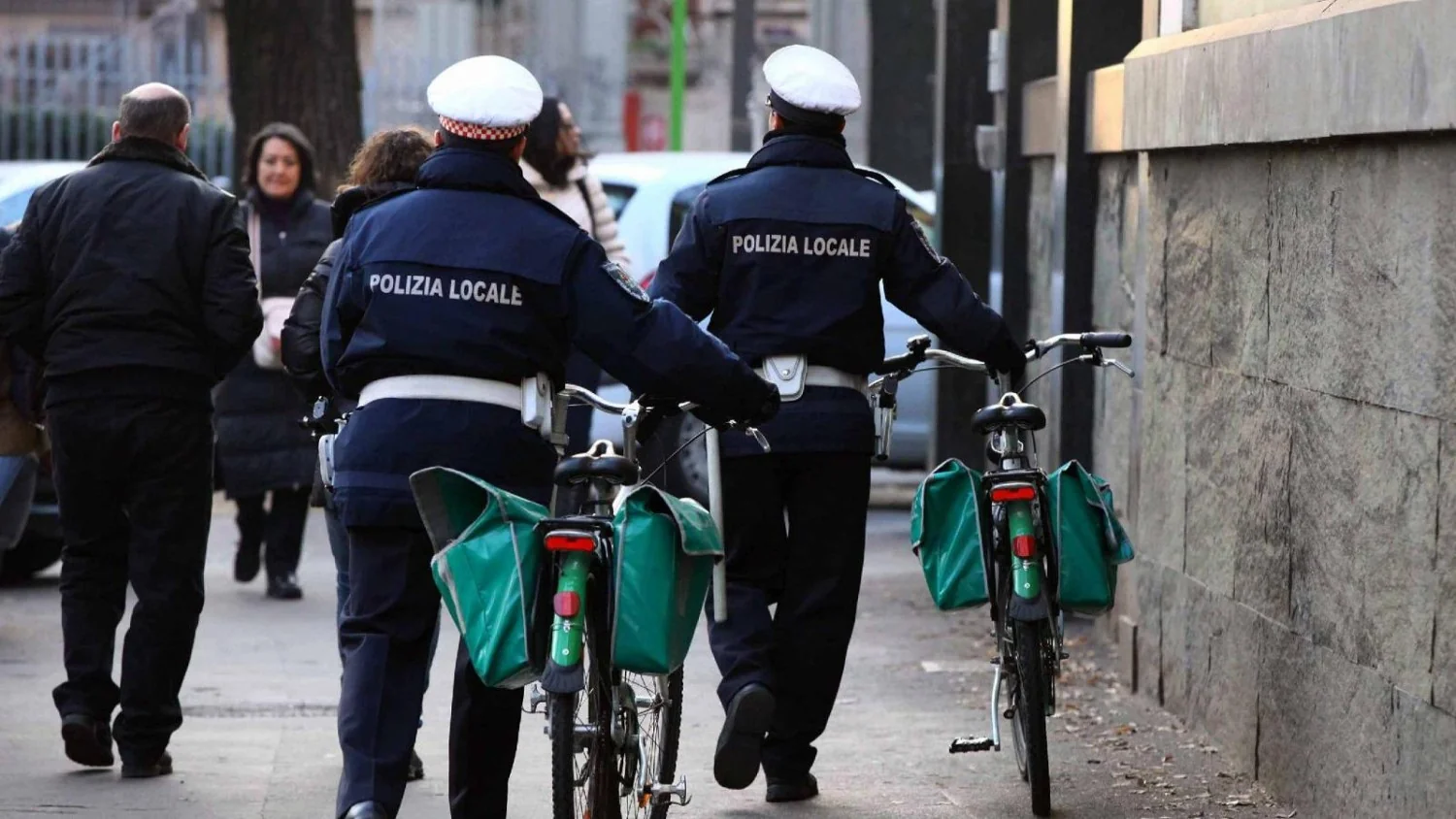 Milão: cinco agentes da Polícia Local são presos por peculato, falso ideológico e prisão ilegal