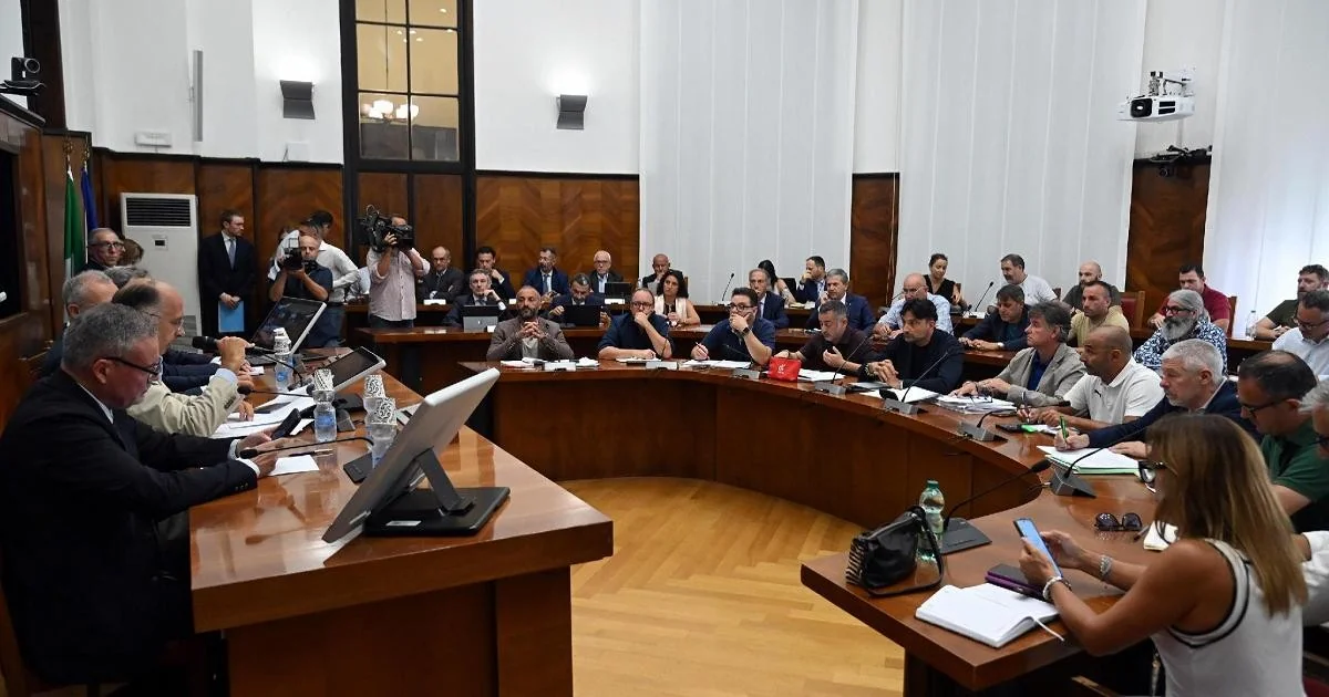 Ex Ilva: Mimit abre mesa interministerial após sentença de Milão; sindicatos criticam ausência de Urso