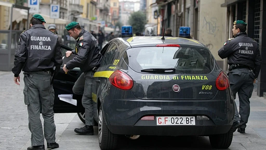 Mísseis Akeron encontrados em furgão no porto de Bari: motorista francês preso