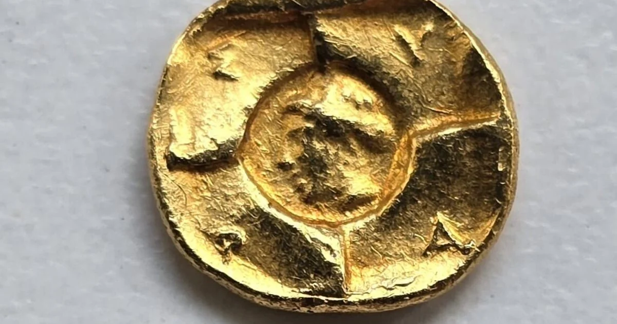 Moeda de ouro siracusana surge na necrópole de Akràgos e reconta a tragédia da Sicília antiga