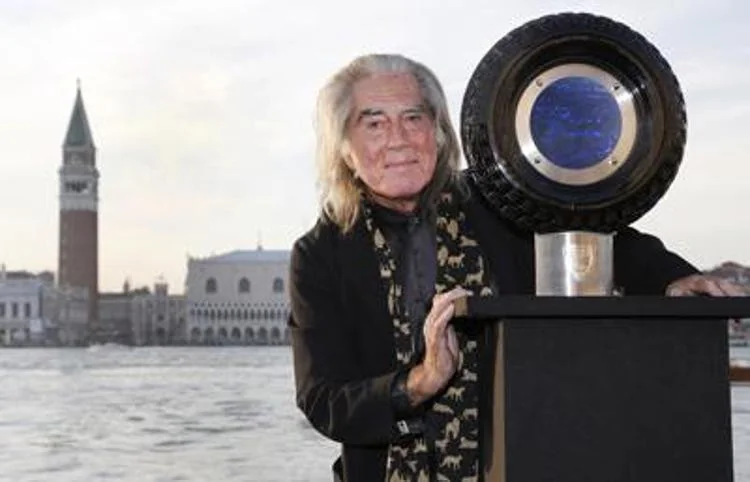 Morre Fabrizio Plessi, pioneiro visionário da videoarte que iluminou Veneza