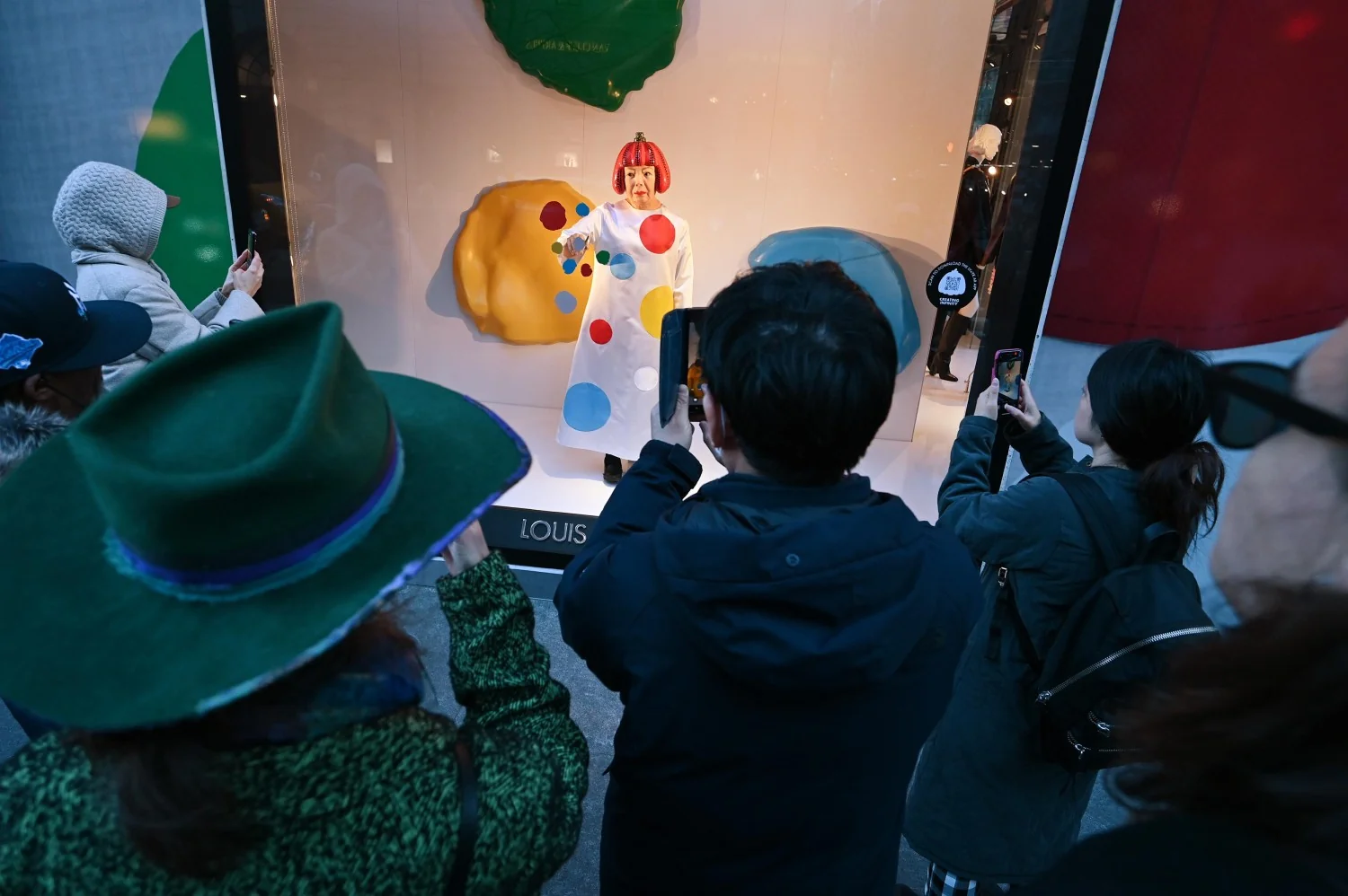 Morre Yayoi Kusama, a visionária que transformou poás em espelhos do nosso tempo