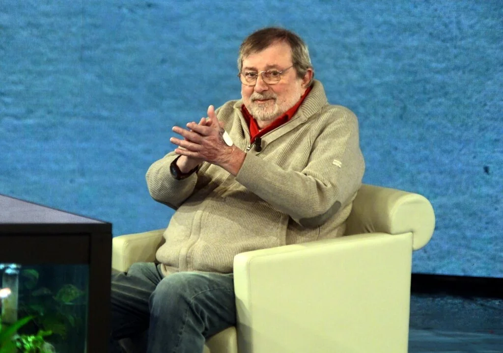 Morre Francesco Guccini: o poeta-cantor do tempo e da Itália que deixou um legado implacável