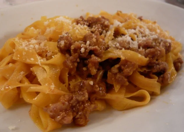 Chef Nandu Jubany provoca polêmica ao adicionar três ovos ao ragù 'sacro' e afronta tradição bolonhesa