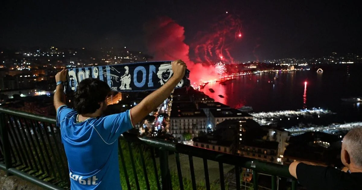 Napoli celebra 100 anos: festa azzurra em praça com De Laurentiis e homenagens a Maradona