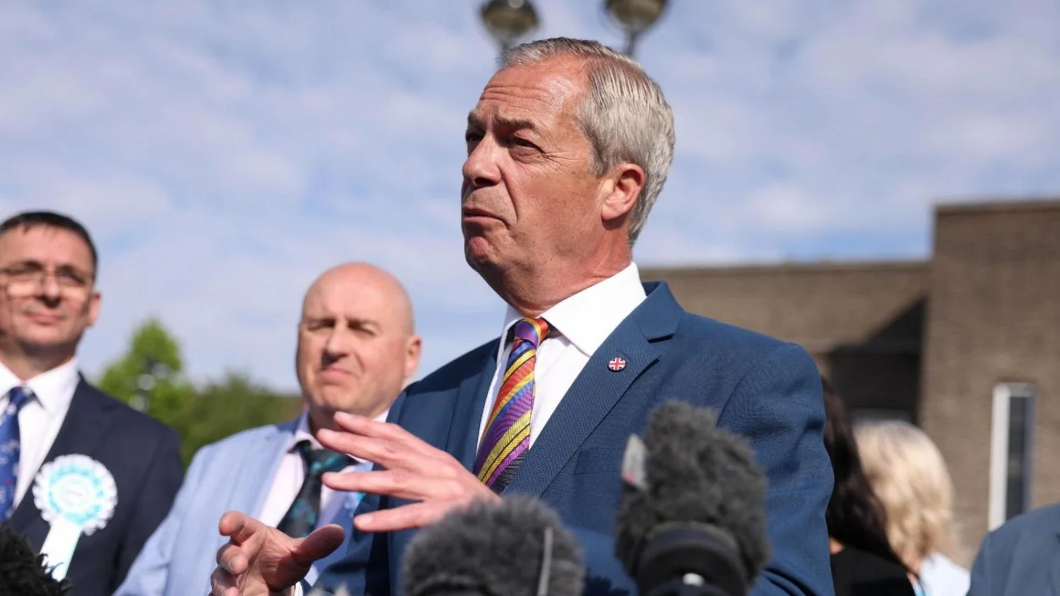 Nigel Farage reconquista assento em Clacton: vitória sólida em meio à investigação sobre doação de £5 milhões