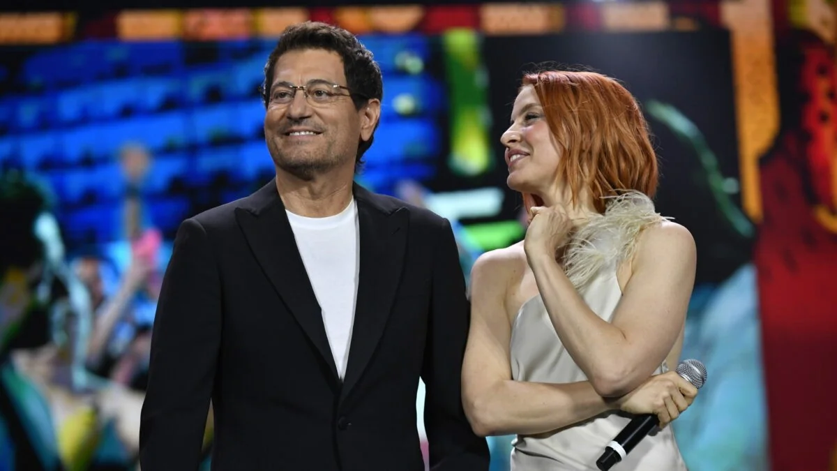 Noemi e Enrico Papi comandam ‘Yoga Radio Estate’ em Riccione; cantora se recupera de queda e brinca sobre audiência