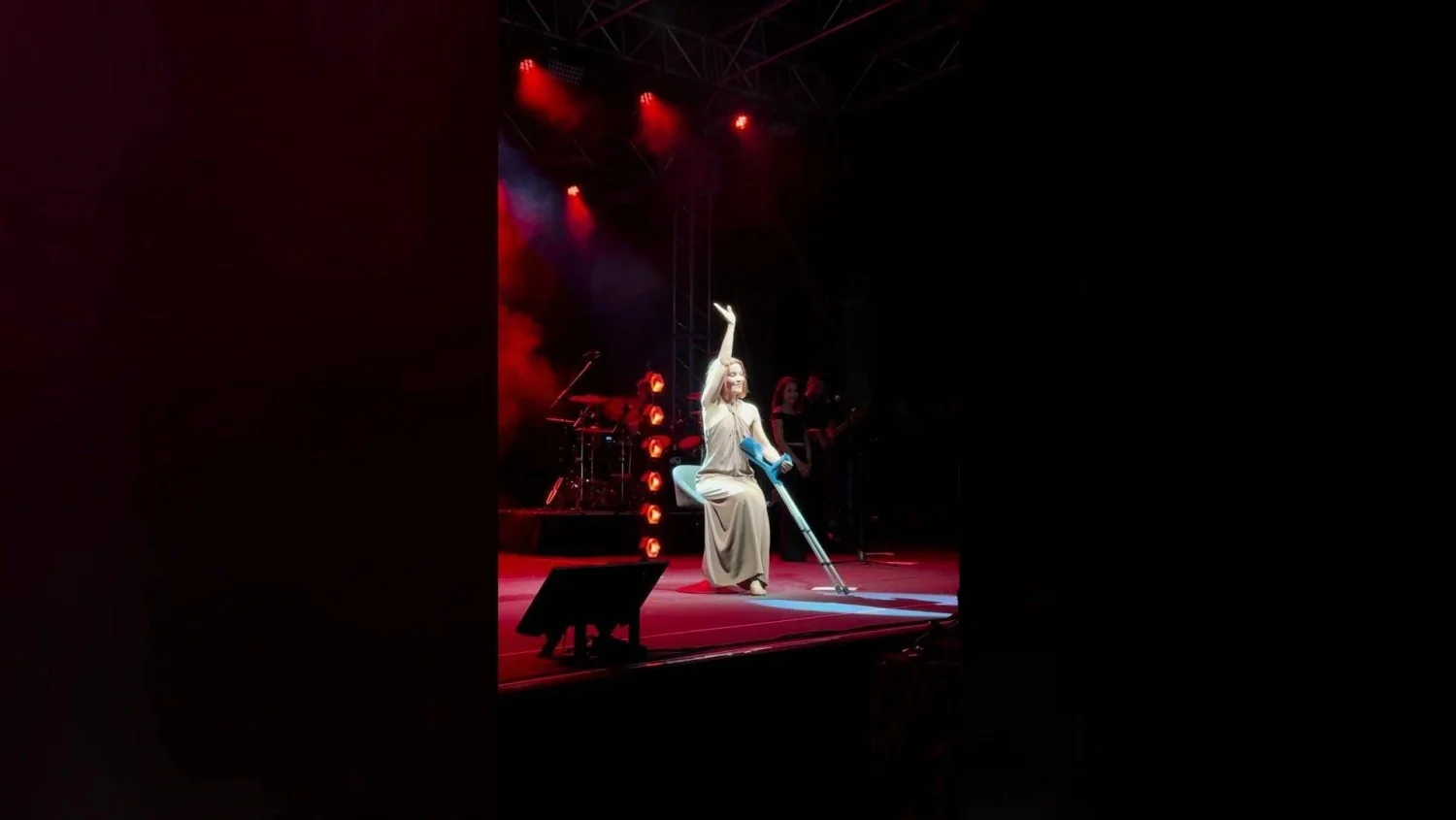 Noemi retorna aos palcos com muletas em Bisacquino: “Senti falta de cantar”