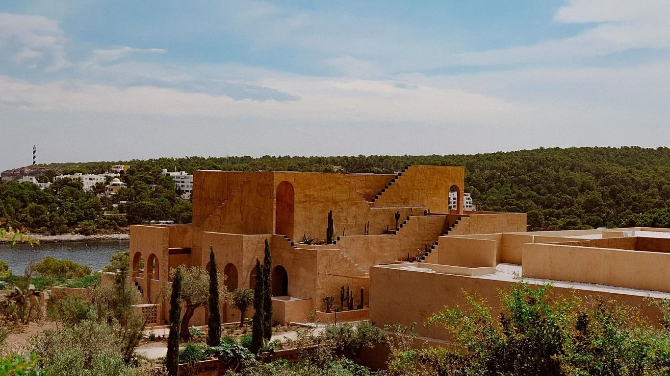 Nômade Temple chega a Ibiza: retiro sensorial de bem-estar, música e gastronomia em Portinatx