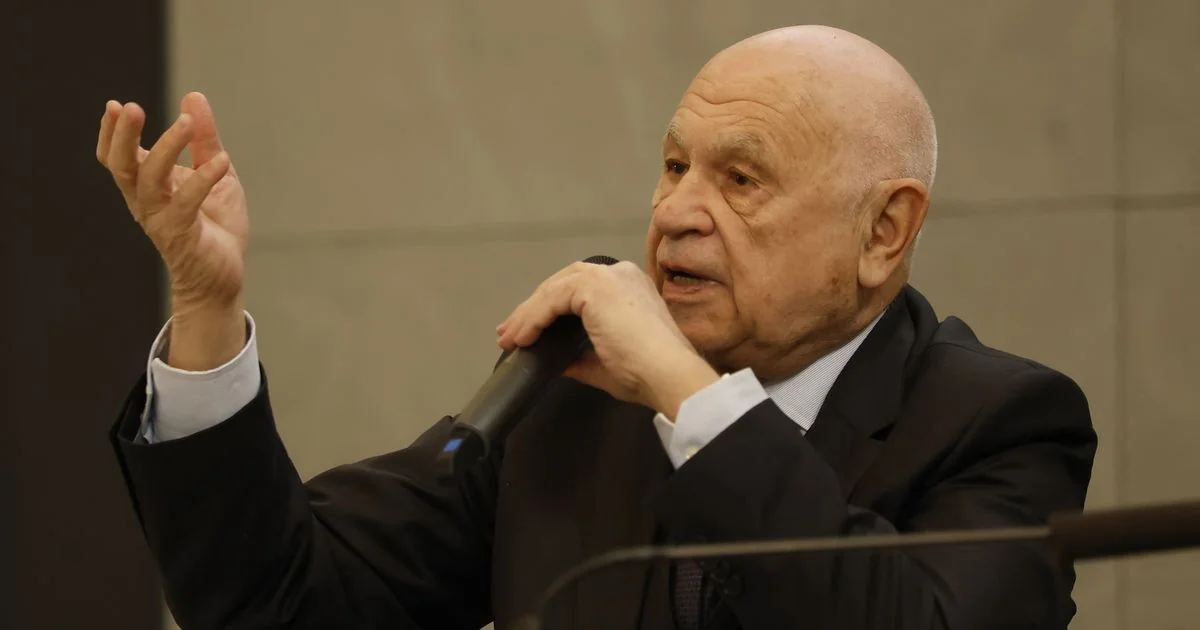 Nordio sobre veto ao uso de chats: “No smartphone cabe uma vida inteira”