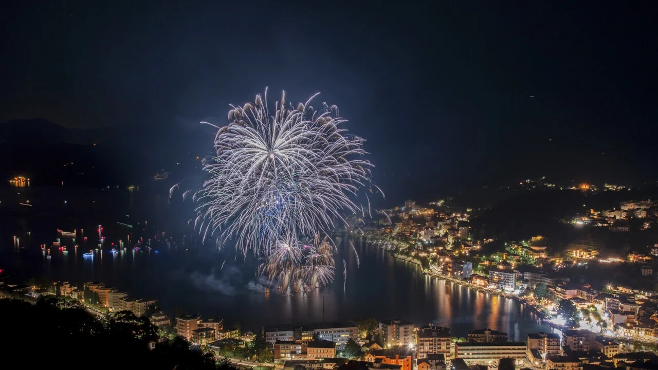Omegna celebra a 123ª Festa de San Vito: fé, música e fogos iluminam o lago d'Orta