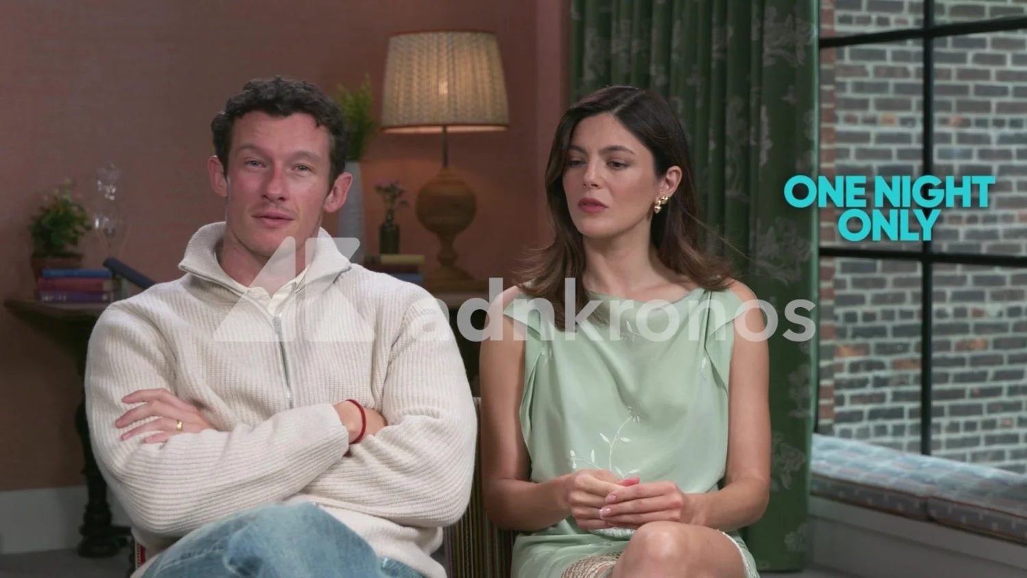 One Night Only: Callum Turner e Monica Barbaro dizem como a FOMO transforma o amor moderno