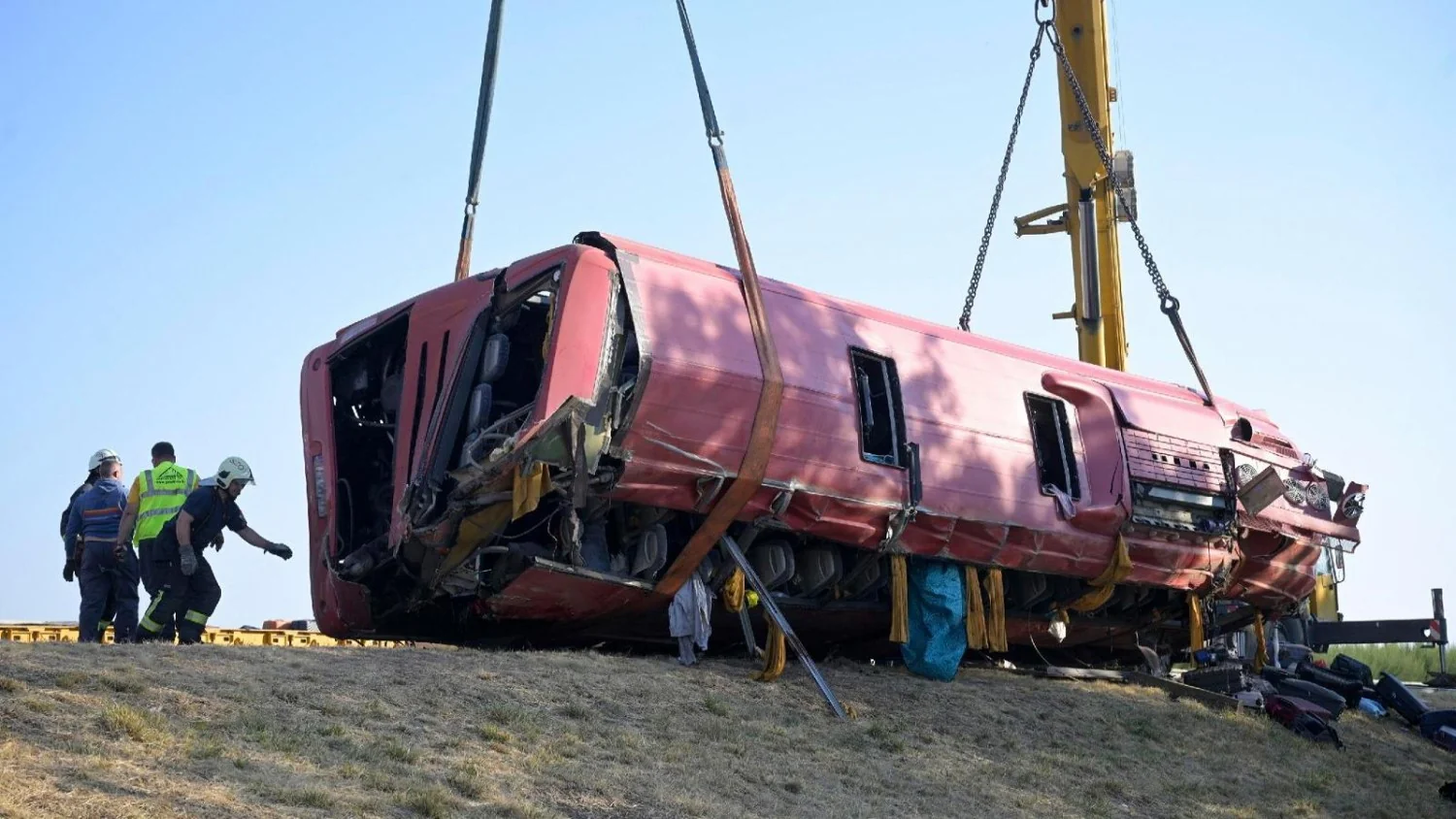 Ônibus com placa polonesa tomba na Hungria: 12 mortos e ao menos 10 feridos graves na M3
