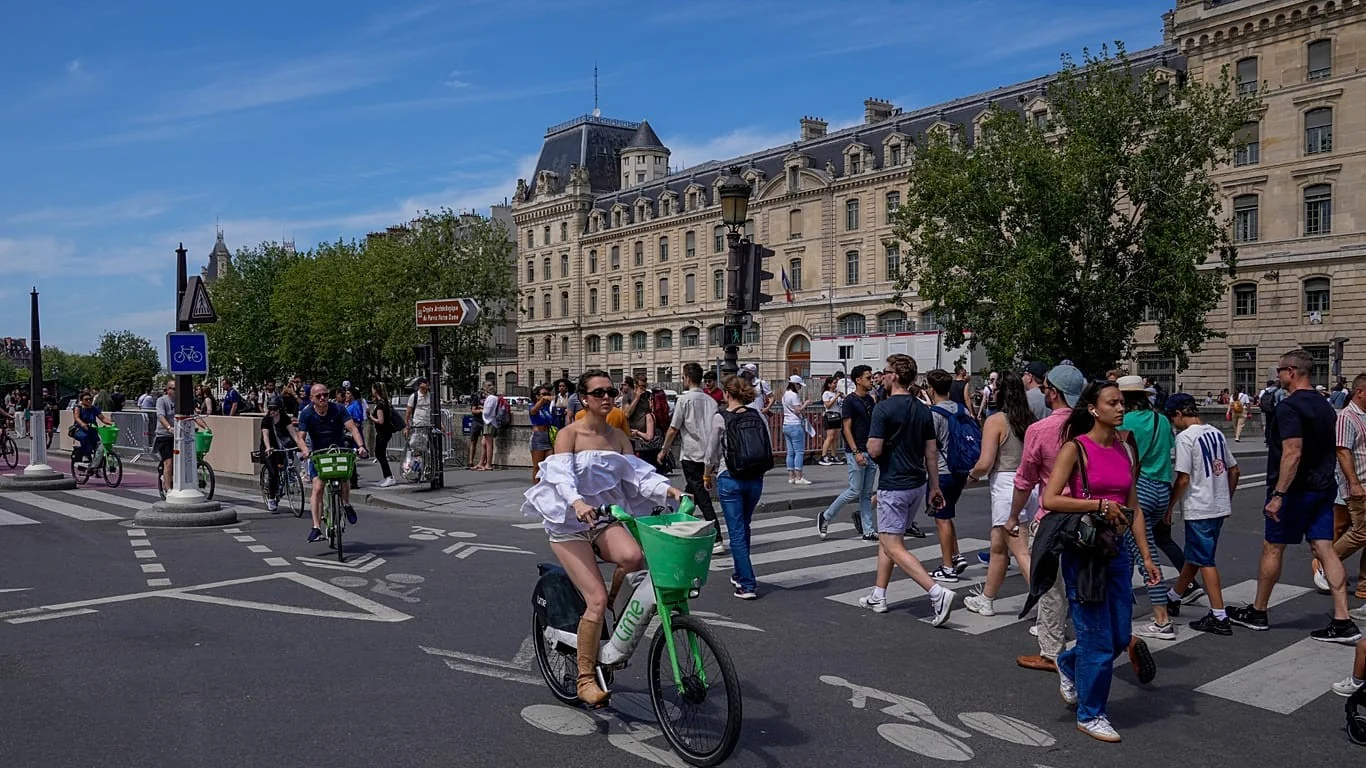 Paris: automobilista esfaqueia ciclista após altercação em rue de Sèze — tensão entre carros e bicicletas volta ao foco