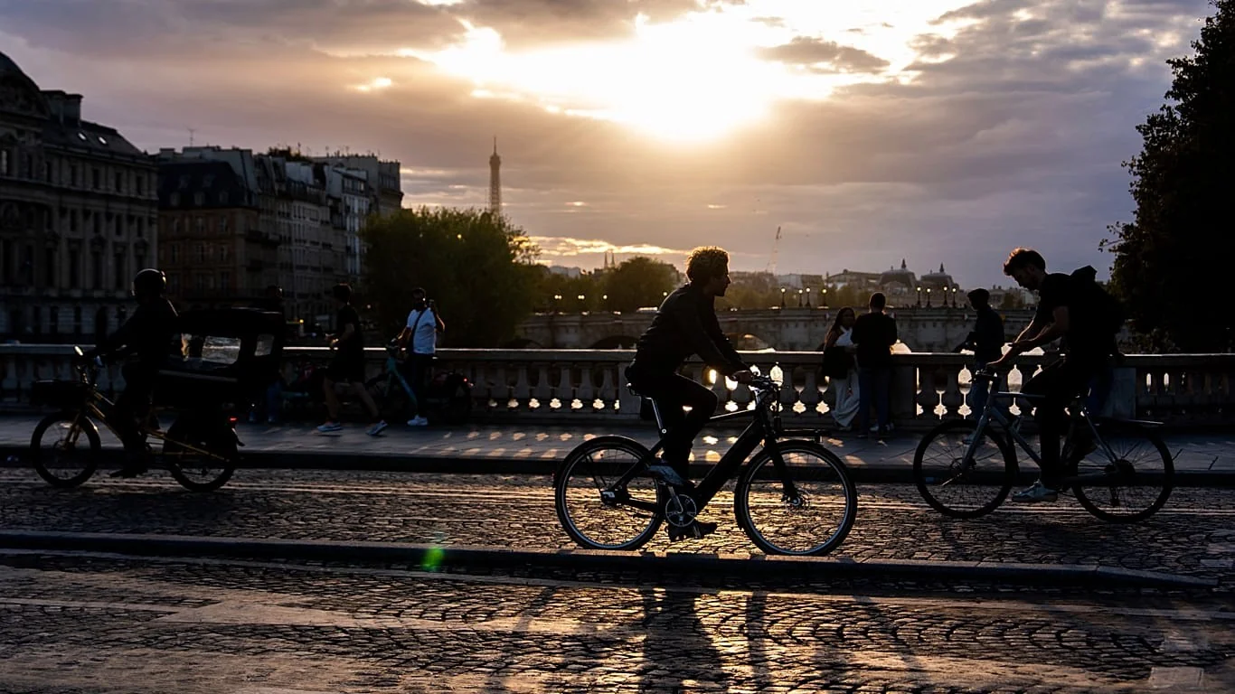 Paris de bicicleta: por que cada vez mais turistas escolhem pedalar pela capital