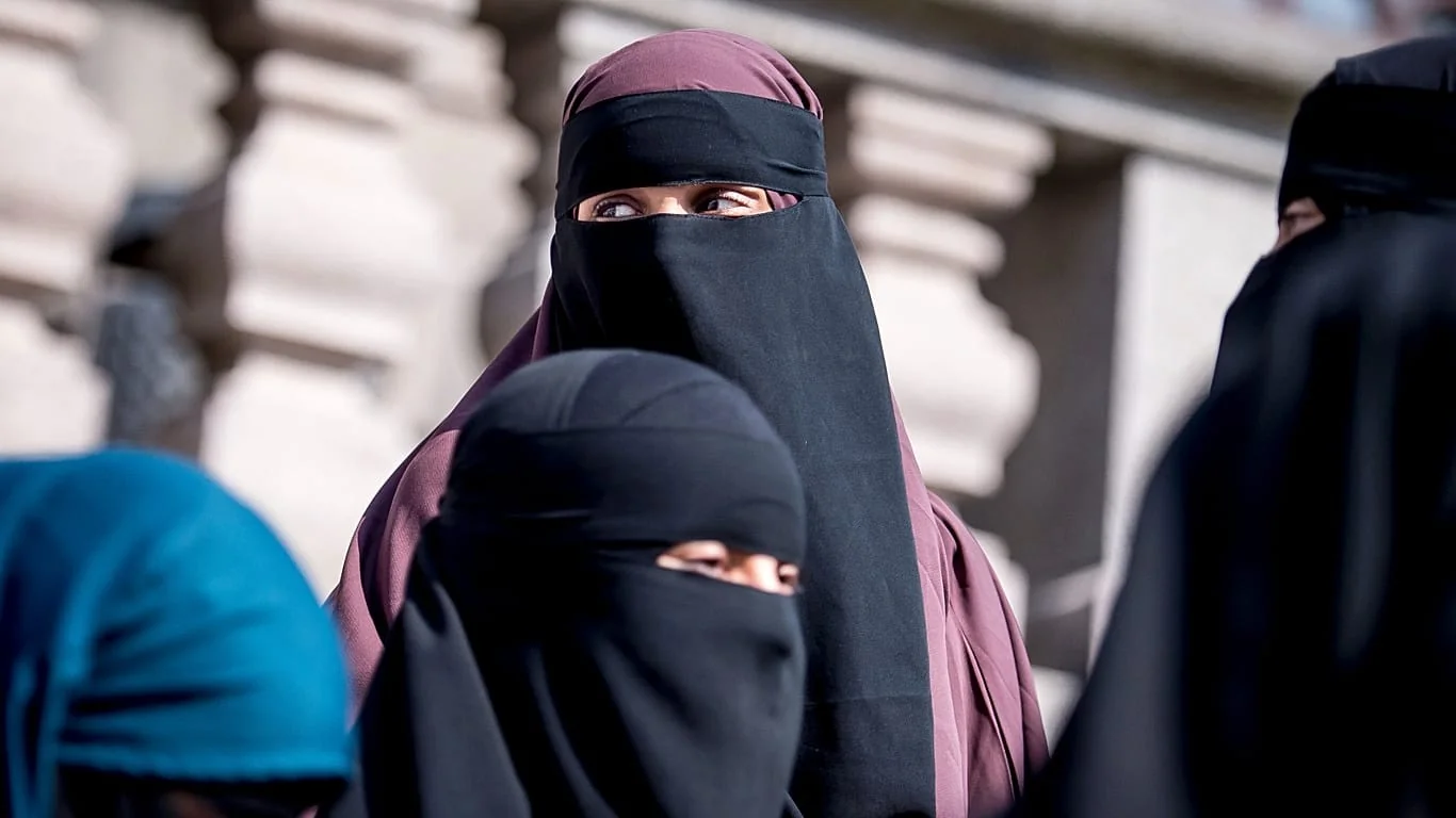 Portugal aprova a 'lei do burqa': como mudam as regras sobre o véu integral na Europa