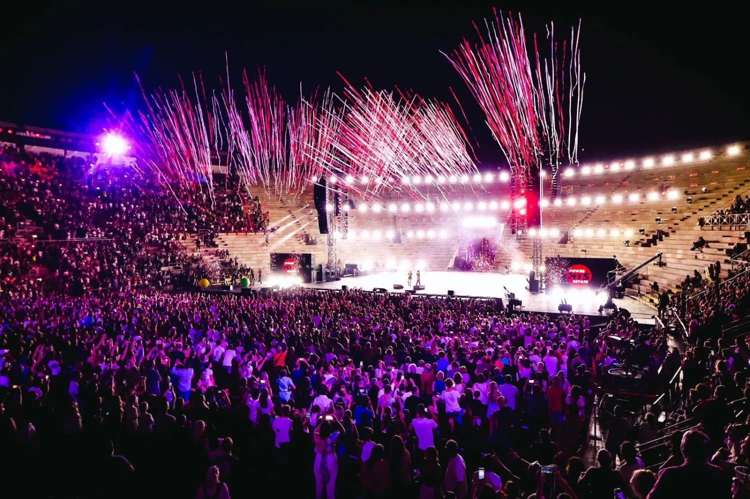 Power Hits Estate 2026: o veredicto do 'tormentone' será no dia 1º de setembro na Arena di Verona