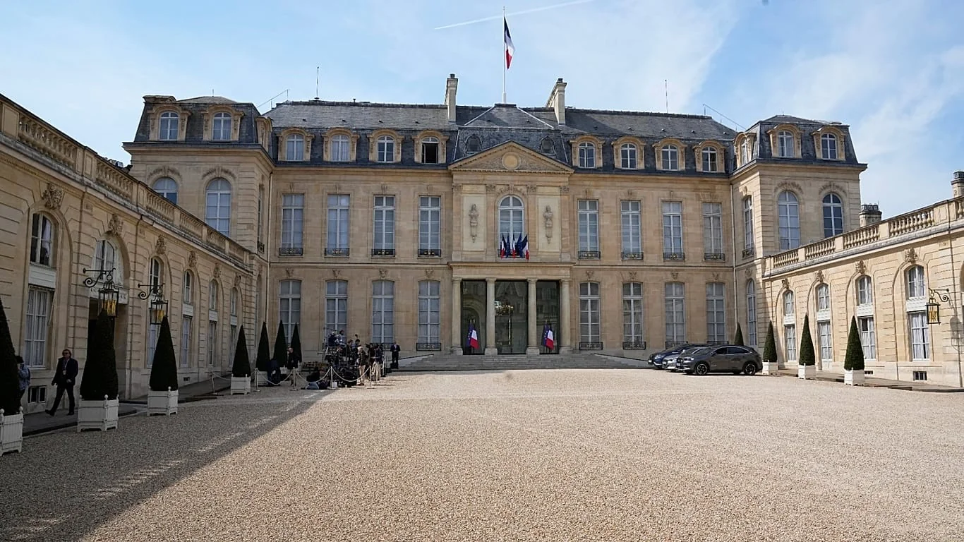Primeiro debate rumo às presidenciais francesas 2027 reúne sete candidatos em confronto com o mundo empresarial