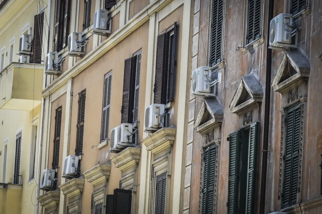 Prioridade ao ar condicionado: europeus preferem refrigeração à redução de CO2 após ondas de calor