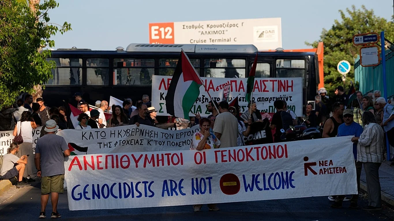 Protesto no Pireu recebe o navio israelense Crown Iris entre críticas e pedidos por ruptura de cooperação