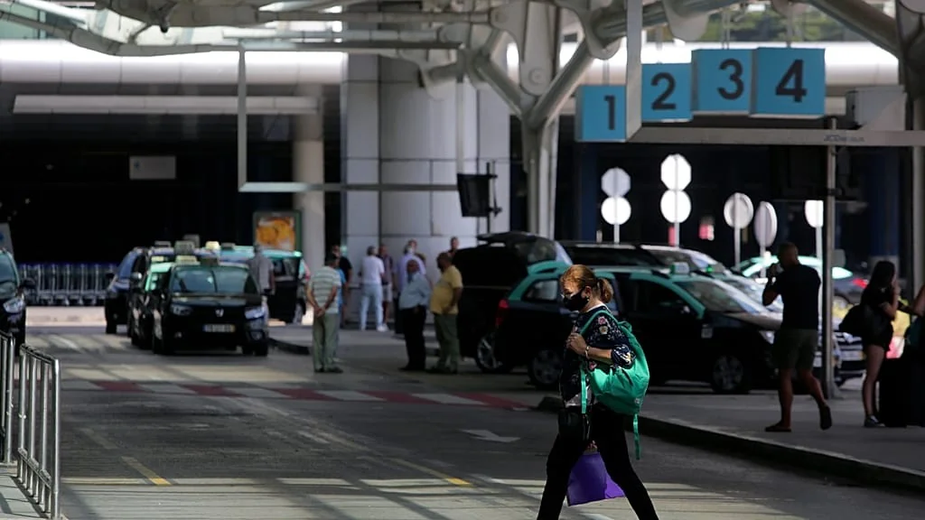PSP aponta 67 infrações em táxis do Aeroporto de Lisboa após denúncias de burlas