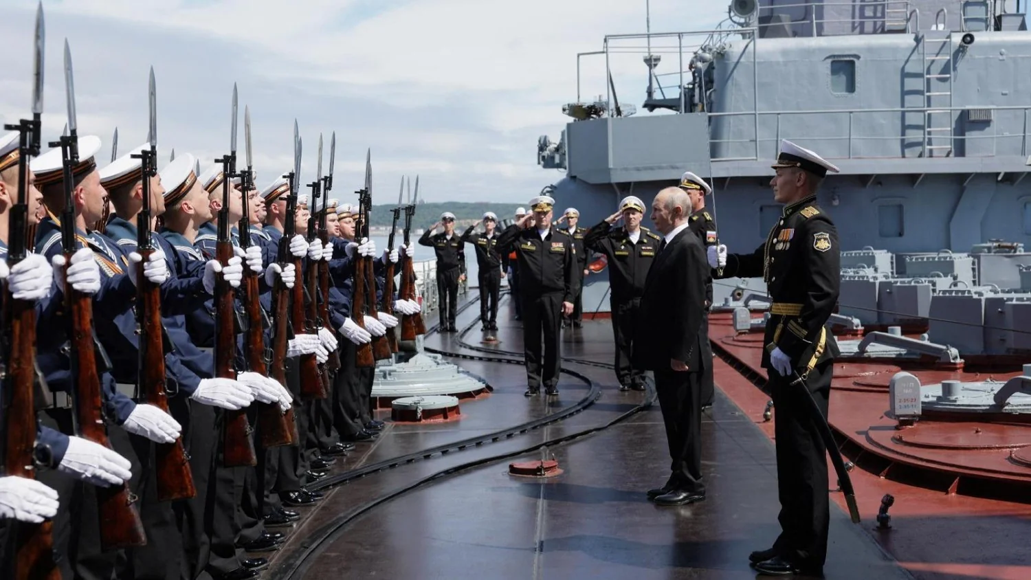 Putin avisa: Moscou responderá com apreensões 'simétricas' se UE confiscar cargas de navios russos
