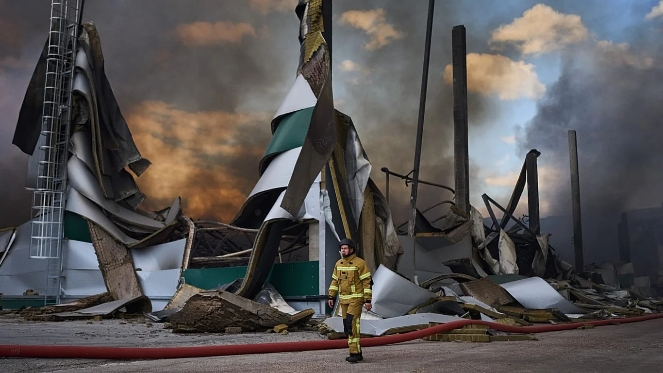 Raid russos atingem Kherson e Zaporizhzhia: planta de energia destruída e civis evacuados
