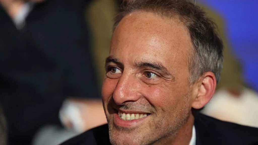 Raphaël Glucksmann confirma candidatura à presidência francesa de 2027 e redesenha o tabuleiro da esquerda