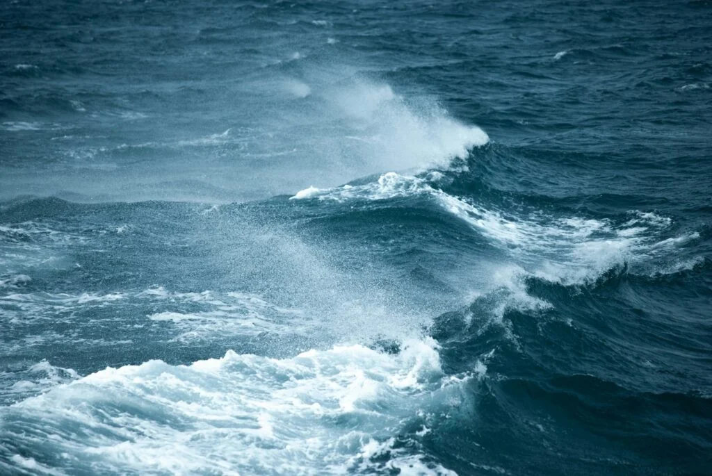 Recorde histórico: temperatura média da superfície dos oceanos chega a 21,1°C — a crise climática em evidência