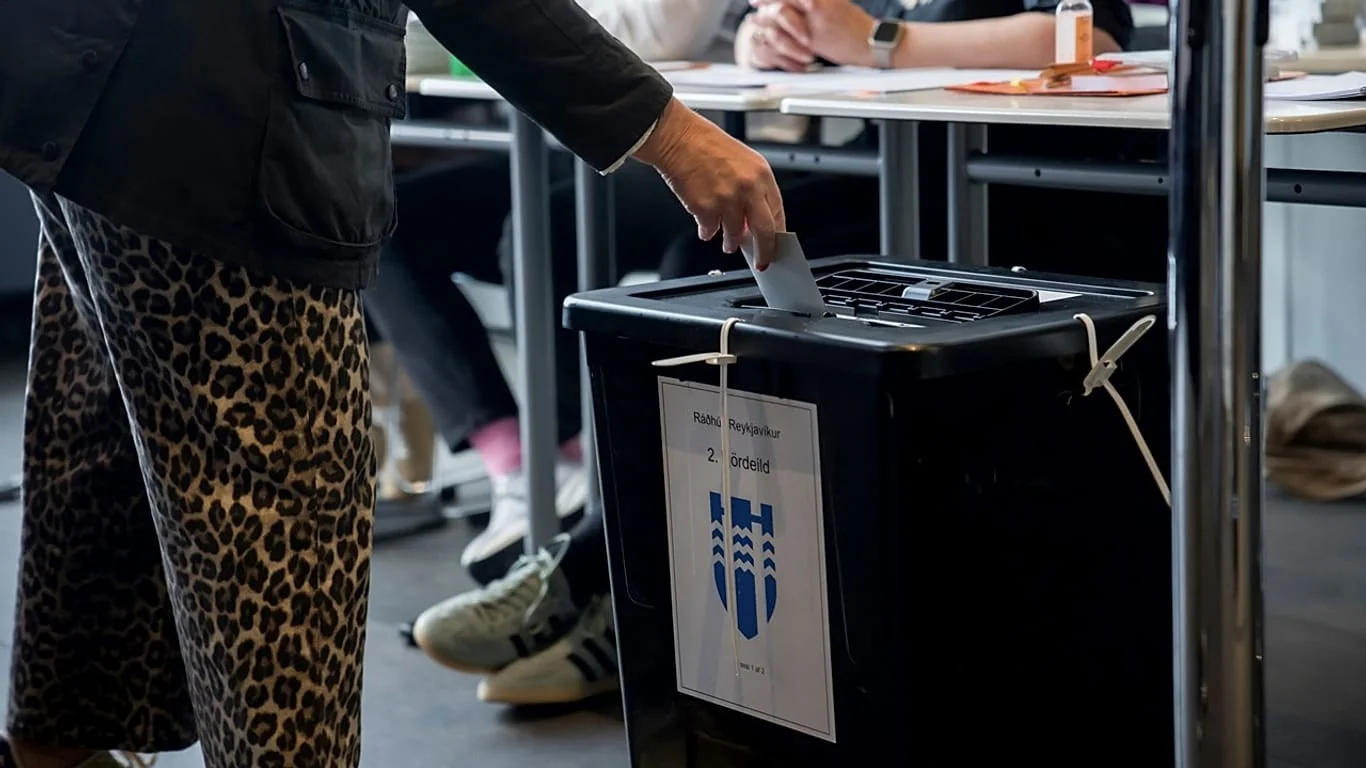 Islândia no tabuleiro europeu: referendo registra participação preliminar elevada em Reykjavik