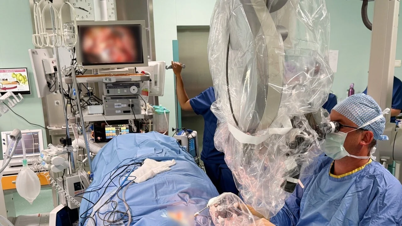 Robô revoluciona tratamento da surdez: novo implante coclear testado no Policlinico de Modena