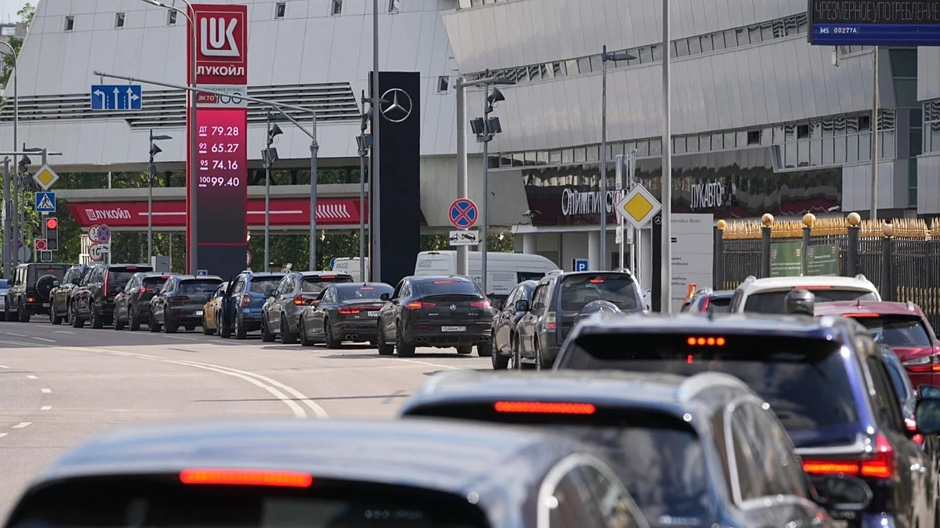 Alerta de combustível na Rússia: refinarias atacadas e postos enfrentam racionamento
