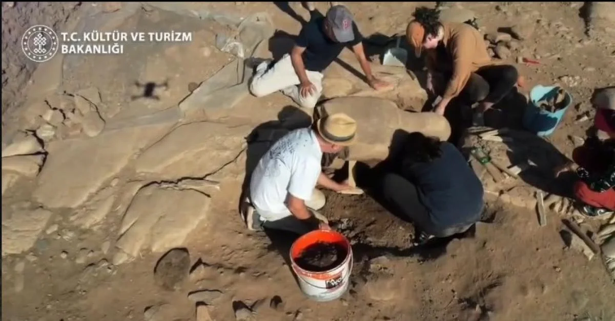 Em Sardes, emerge estátua monumental em mármore de 2,2 m e 2.500 anos que reescreve pedaços da Anatólia