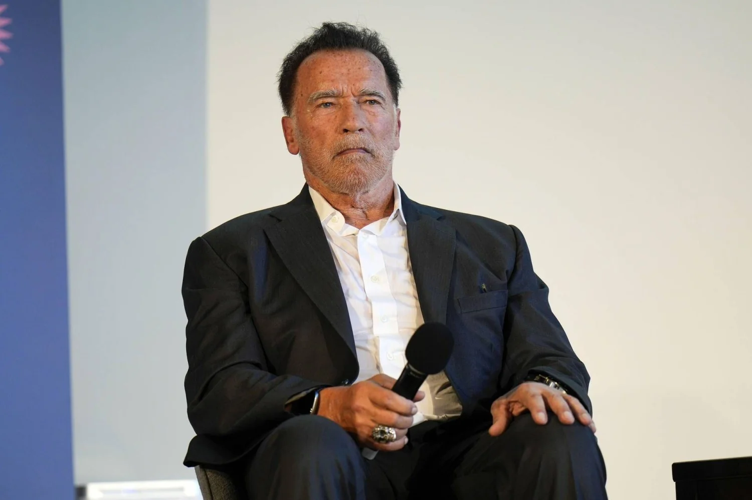 Schwarzenegger sugere 'solução Terminator' para destruir robô: a cultura por trás do gesto