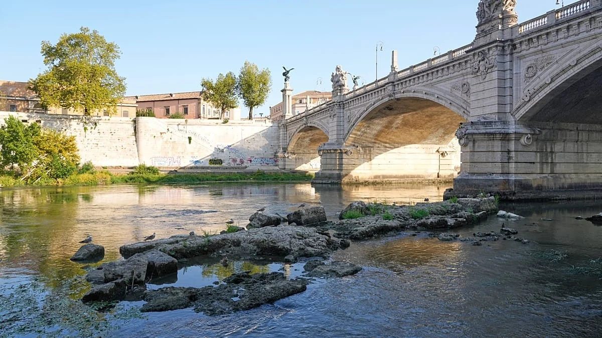 Seca no Tevere revela vestígios do ponte neroniano perto de Castel Sant'Angelo