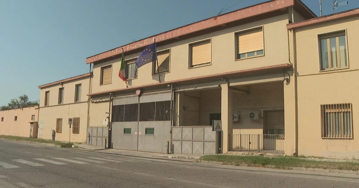 Homem de 35 anos morre durante transporte após perseguição e uso de Taser em Senigallia