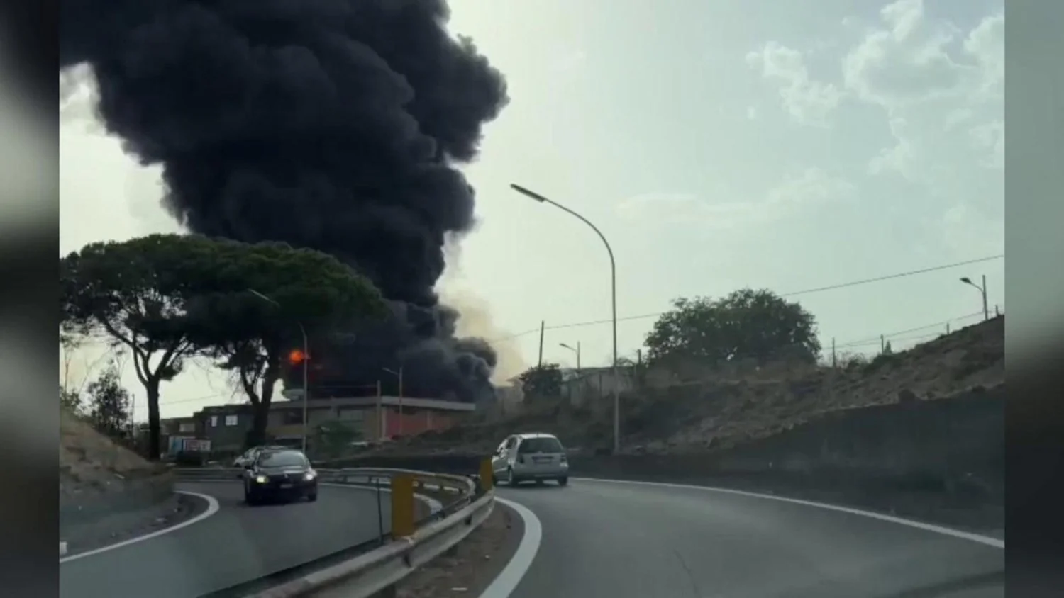 Sicília em chamas: vilarejos evacuados, resort esvaziado e bairros sob denso fumo