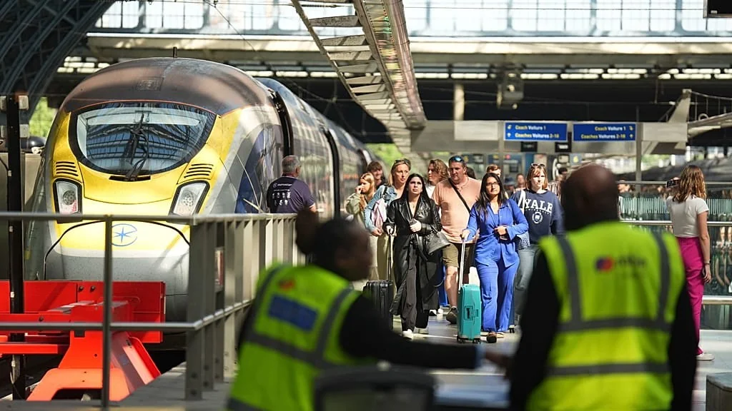 St Pancras evacuada em Londres por detonação controlada de carro; estação reaberta em 15 minutos