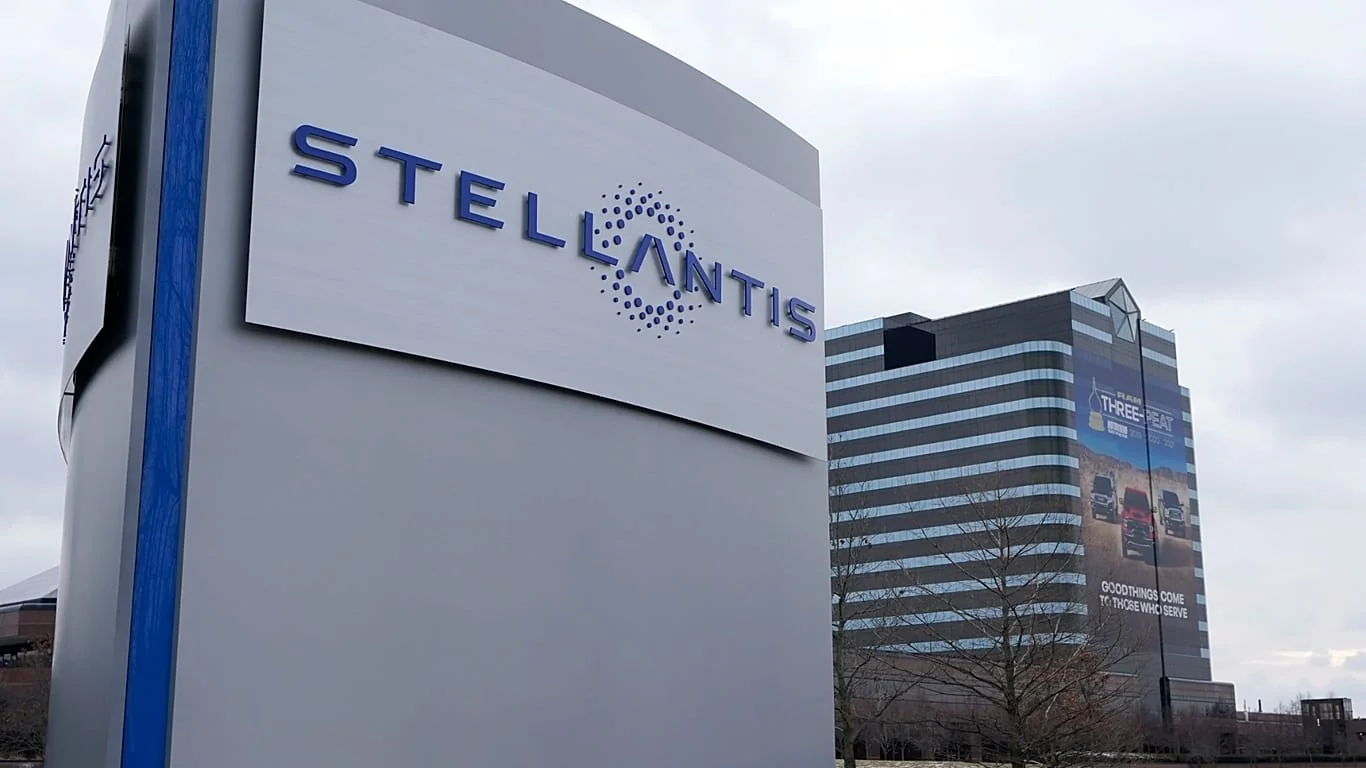 Stellantis recua 955 mil veículos por falha de software: novo golpe à credibilidade do grupo