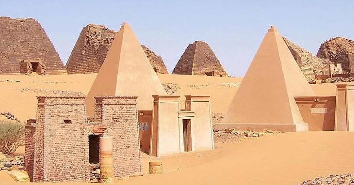 Sudão: guerra põe em risco as pirâmides de Meroé — tutela da UNESCO suspensa entre desmoronamentos e degradação