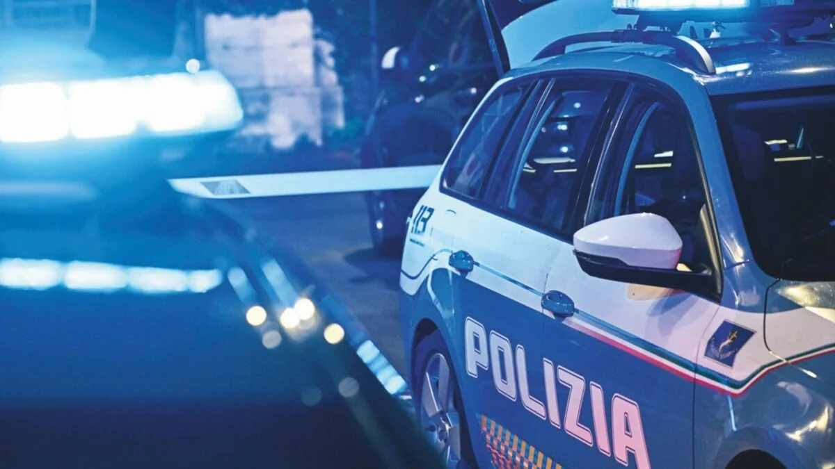 Tentativa de feminicídio em Castenedolo: mulher esfaqueada no peito em frente ao centro comercial