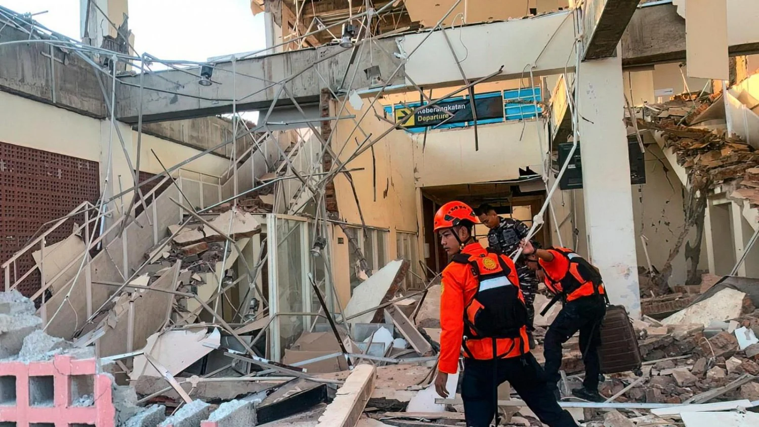Terremoto de magnitudo 7.7 atinge Indonésia Oriental; alerta de tsunami e desabamentos em Flores