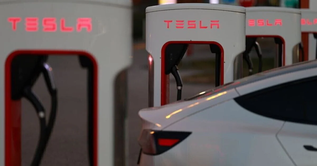 Tesla estuda vender operações na China para viabilizar possível fusão com SpaceX
