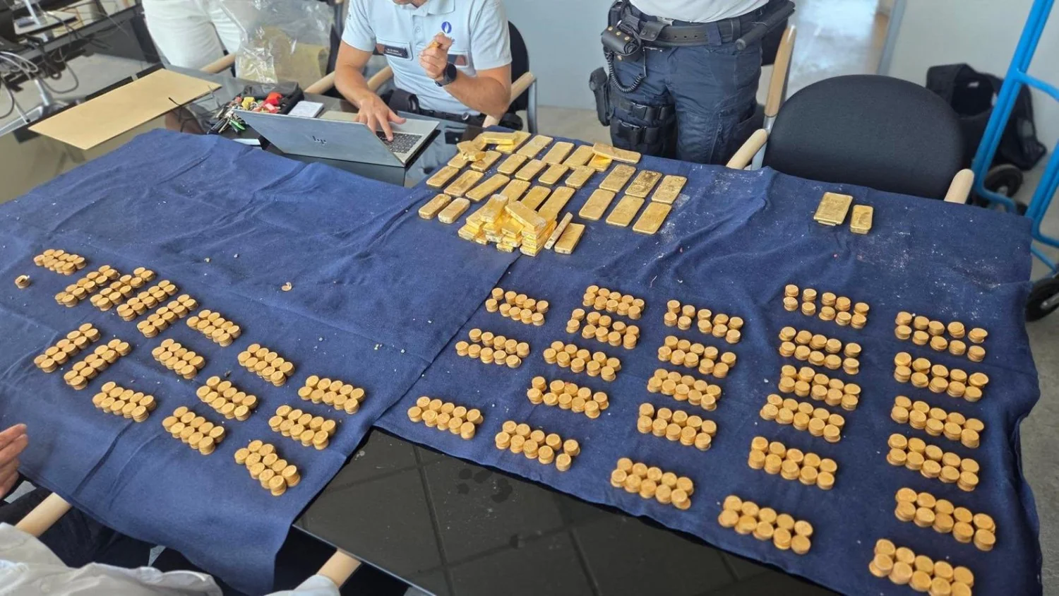 Tesouro escondido em parede de adega nas Flandres: moedas e lingotes de ouro avaliados em €9 milhões