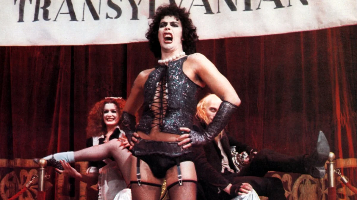 Tim Curry: o camp antes do camp — a arte do artifício de um ator sério