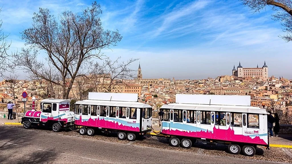 Toledo: trenino turístico sem condutor fere turista italiano e destrói parte do muro do Alcázar