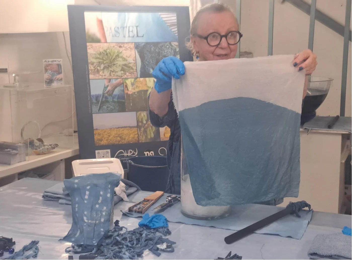 Tolosa revive o bleu de pastel: tintura ancestral vira experiência entre tecidos e cosméticos