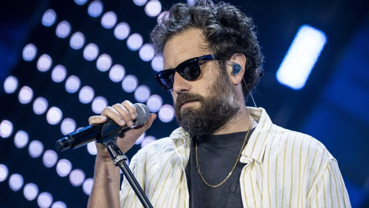 Tommaso Paradiso chega ao topo das rádios com 'Agitare Coca Cola': o dream pop que canta a rotina