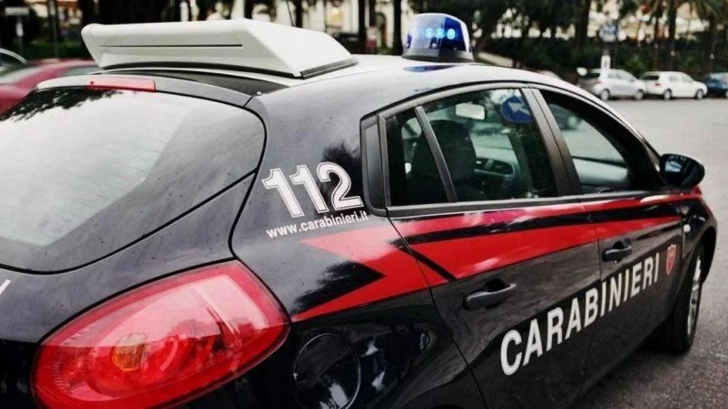 Trani: jovem de 18 anos morre esfaqueado durante rixa em praça central